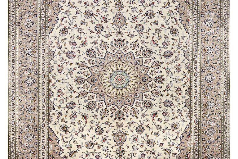 A Kashan carpet, c. 345 x 243 cm.