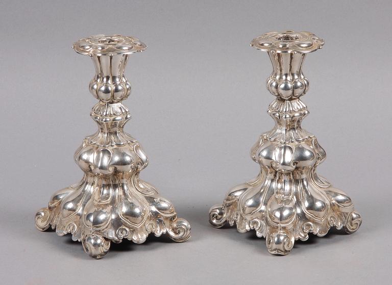 LJUSSTAKAR, ett par, silver, rokokostil. 830S.