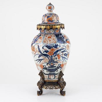 Urn with lid, Japan ,Edo, 18th-19th century.