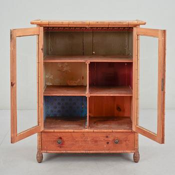 DOCKSKÅP med PARTI INREDNING, omkring 1900.