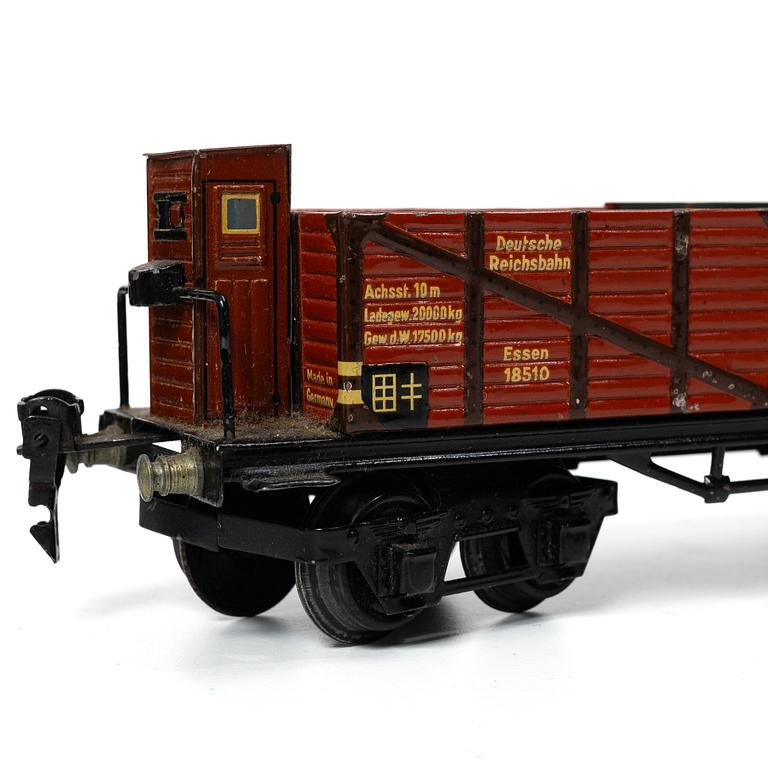 Märklin, 18 carriages and accessories, Germany, 1930s. 0 gauge.