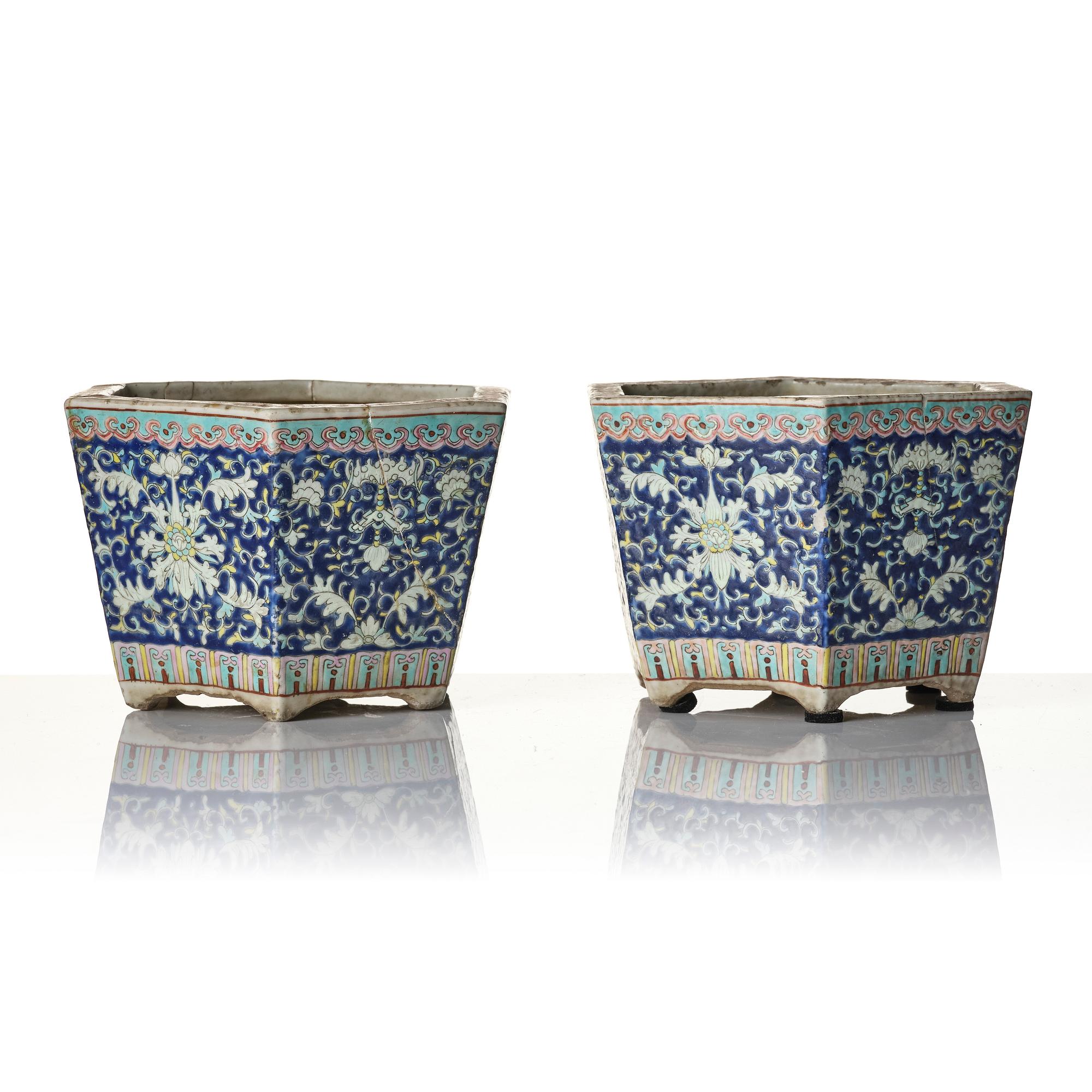 Ytterfoder, två stycken, porslin. Sen Qingdynasti/tidigt 1900-tal.