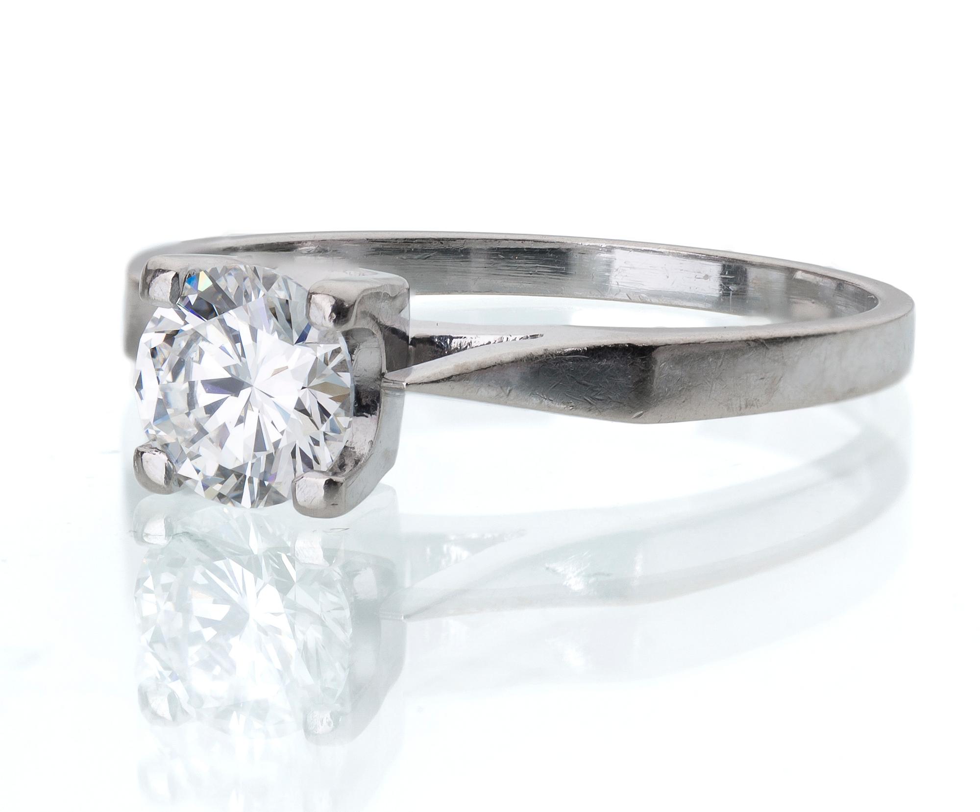 RING, 18K vitguld med briljantslipad diamant, enligt certifikar 1.01 ct. Otydliga stämplar.
