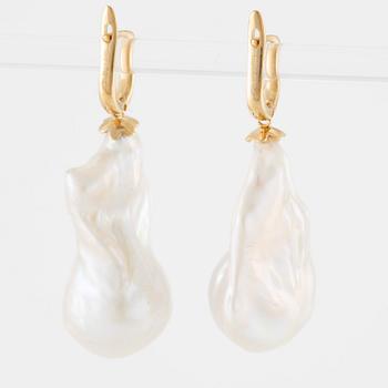 Earrings 18K gold with cultured baroque freshwater pearls and brilliant-cut diamonds.