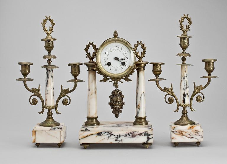 BORDSGARNITYR, 3 delar. Pendyl samt ett par ljusstakar. Louis XVI-stil, Japy Frere, 1900-talets första fjärdedel.