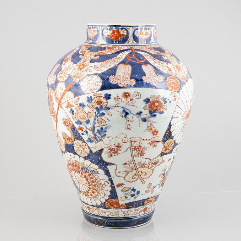 A large Japanese imari porcelain urn, Meiji (1868-1912).