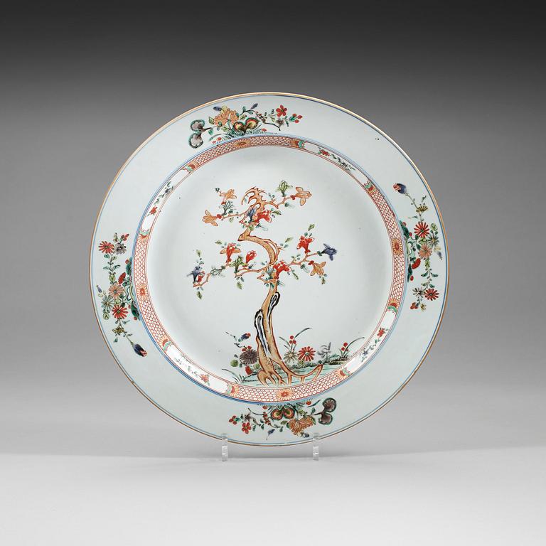 A large famille verte serving dish, Qing dynasty, Kangxi (1662-1722).