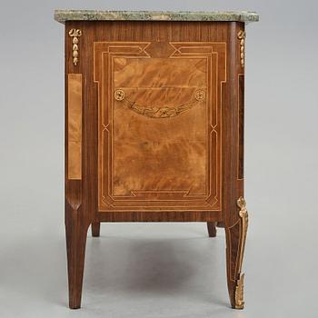 BYRÅ, av Niclas Korp (mästare i Stockholm 1763-1800), ej signerad, gustaviansk, 1700-talets slut.
