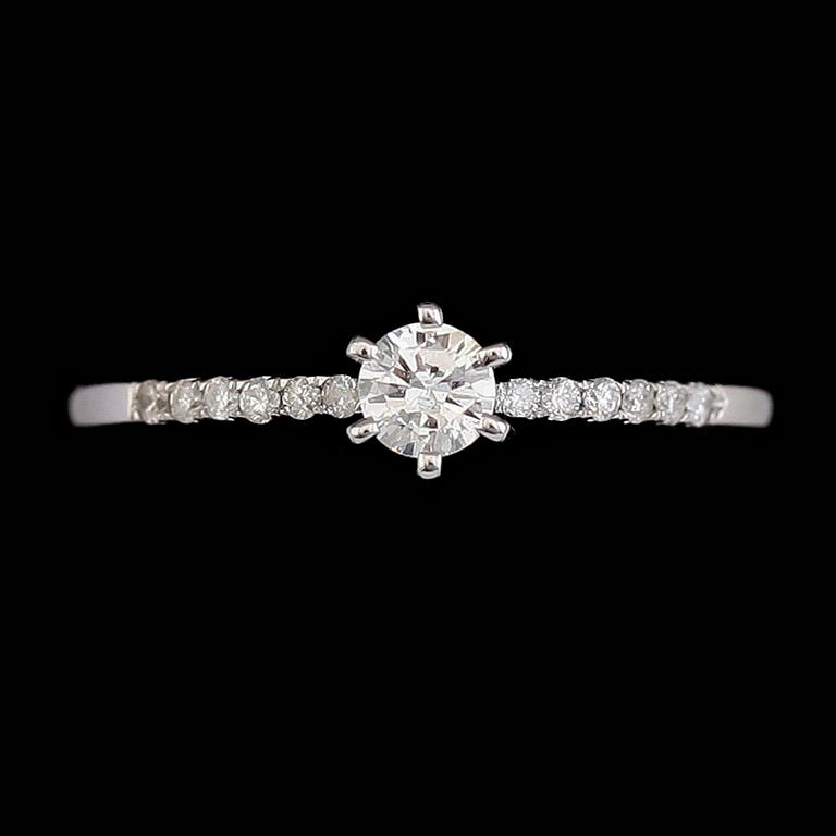 RINGAR, 1 par, 14K vitguld, briljantslipade diamanter tot ca 0.50 ct. Total vikt ca 3 g.