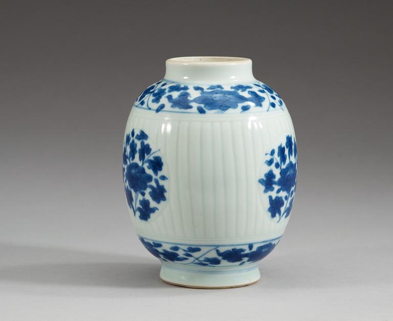 A blue and white tea caddy, Qing dynasty, Kangxi (1662-1722).