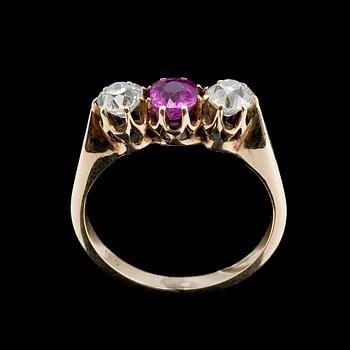 RING, 14K guld, 2 antikslipade diamanter tot. ca 1.20 ct, rubin 5,5 mm. Vikt ca 5 g.