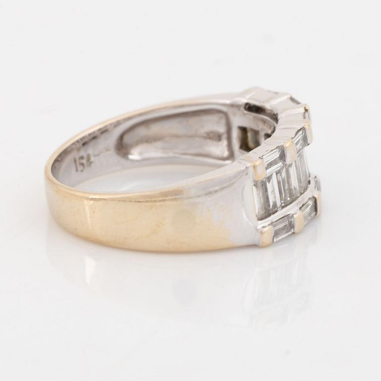 Ring 18K vitguld med baguetteslipade diamanter.