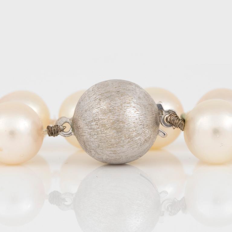 COLLIER, odlade saltvattenspärlor, lås i 14K vitguld.