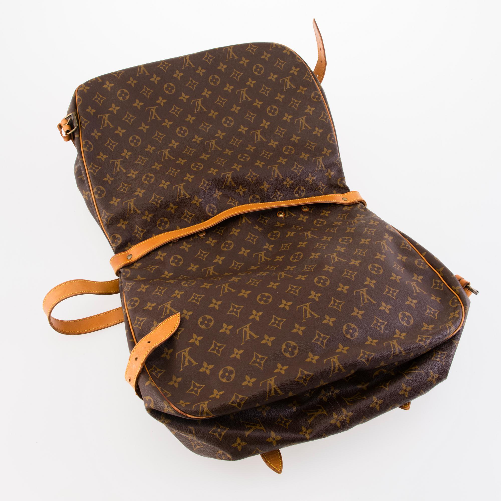 LOUIS VUITTON 1990 S MONOGRAM CANVAS SAUMUR 40 BAG. Bukowskis