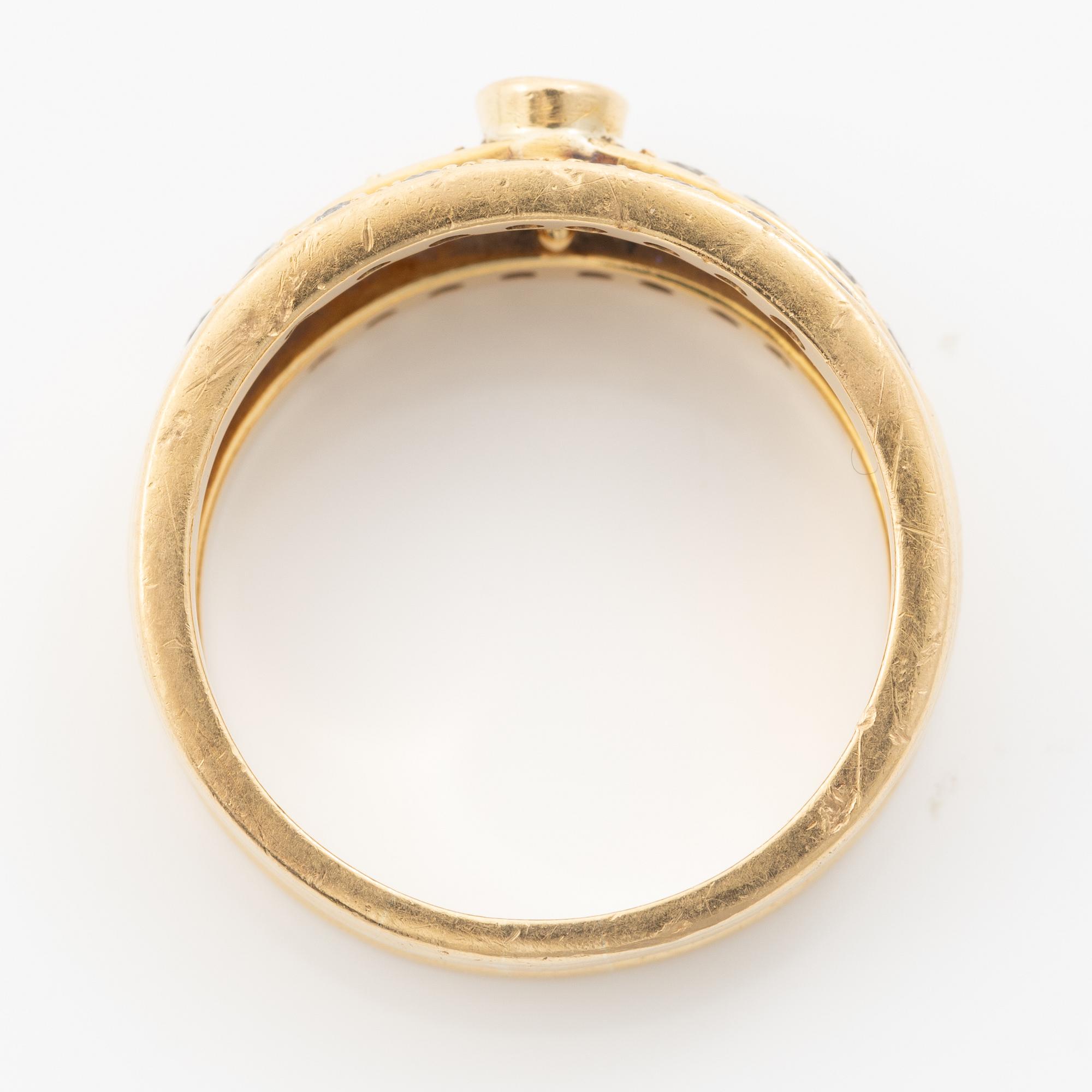 Ring 18K guld med runda briljantslipade diamanter.