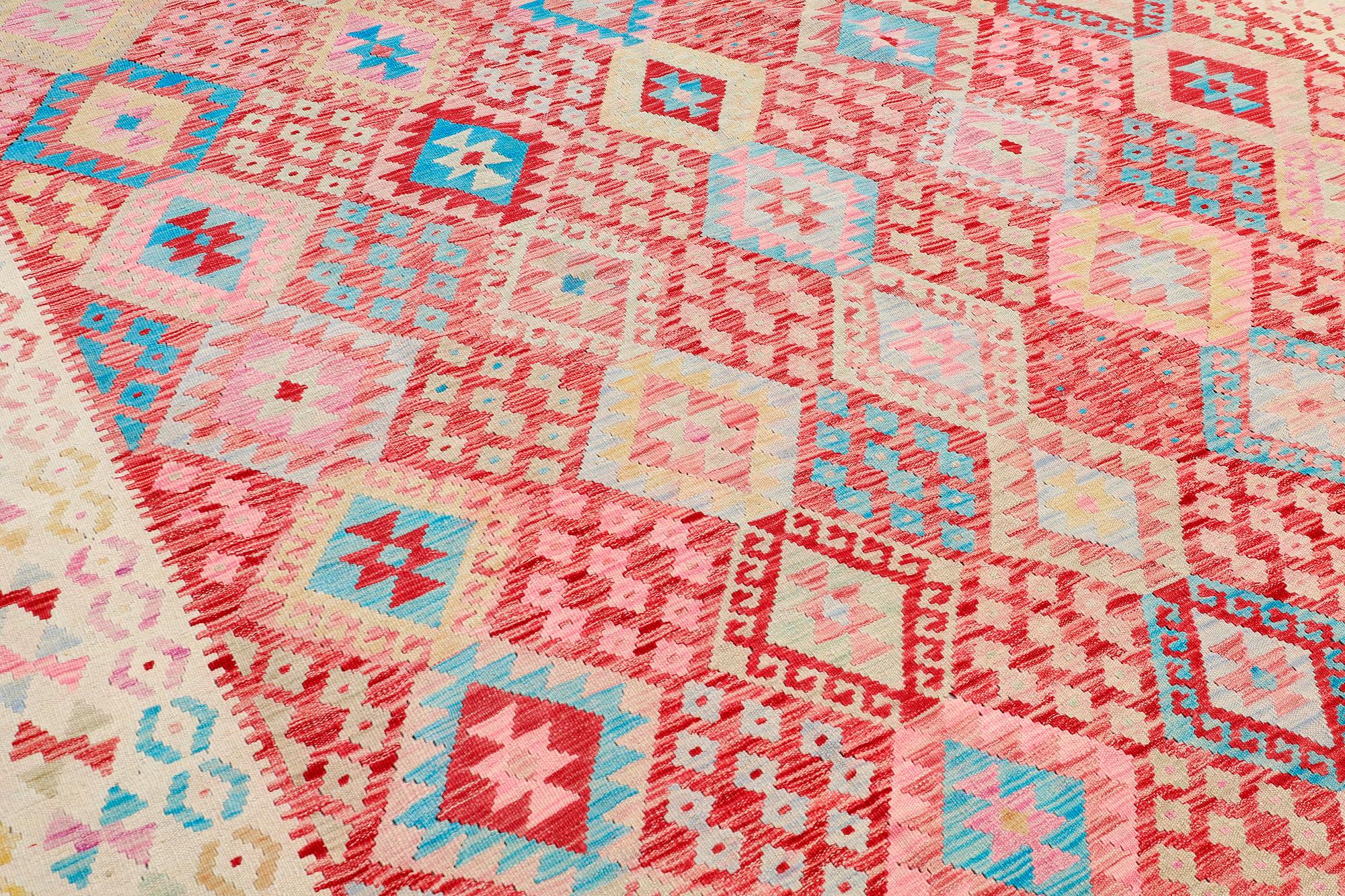 Kilim, ca 335 x 261 cm.