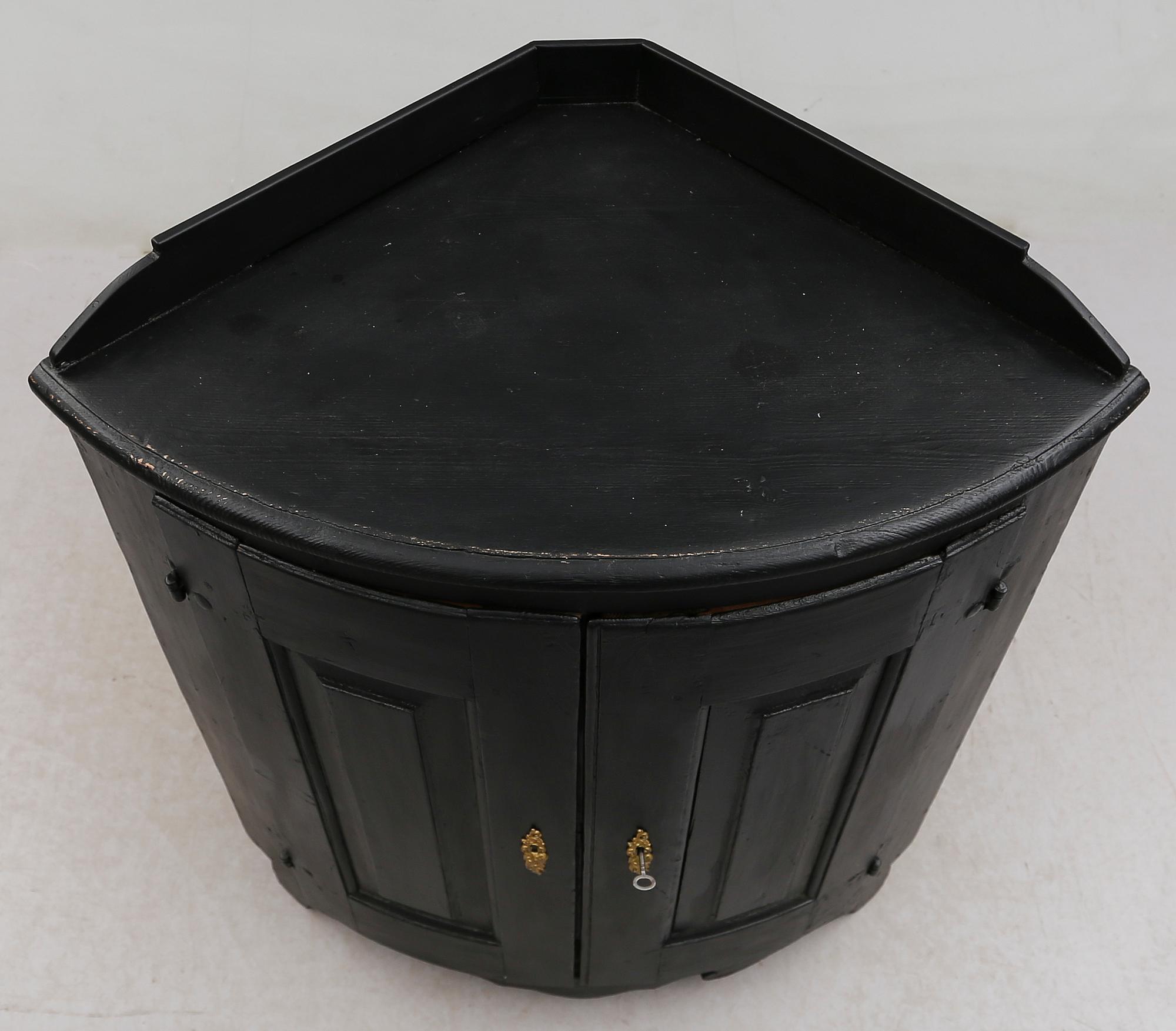 HÖRNSKÄNK, 1800-talets första hälft.