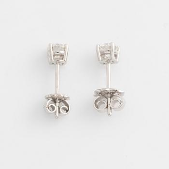 Örhängen med briljantslipade diamanter, medföljande GIA dossier.