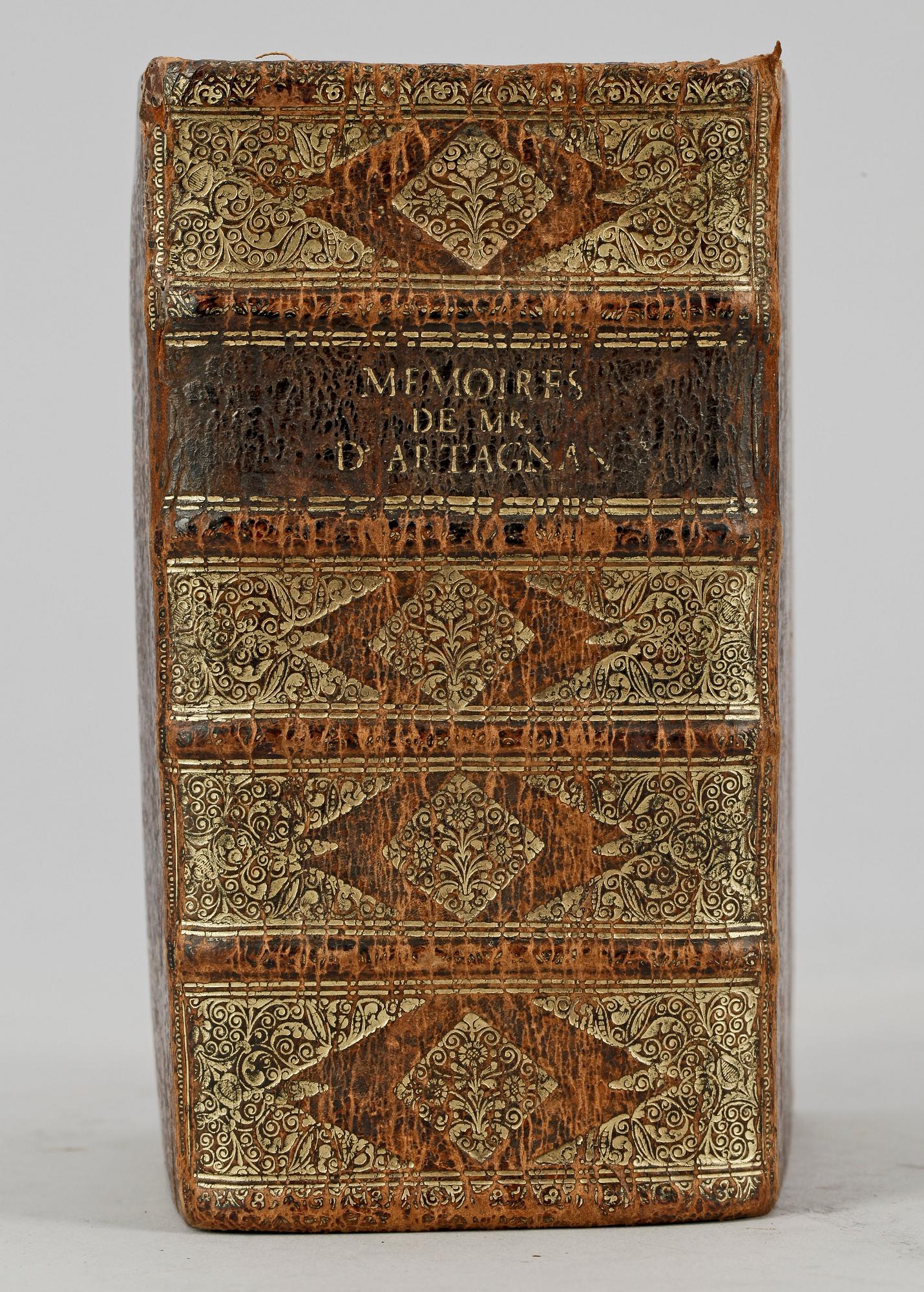 BOK, "Memoires de Mr d´Artagnan" av G. Courtilz de Sandraz, Köln 1700-01.