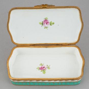 LOCKASKAR 5 stycken, porslin, Sèvres och Sèvres-liknande märke, 1900-tal.