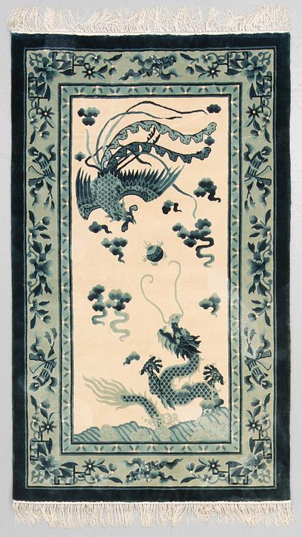 An chinese silk rug, around 155 x 92 cm.