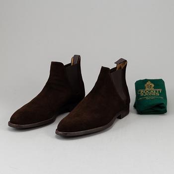 CROCKET & JONES, a pair of chelsea suede boots, size 45 (10,5), England.