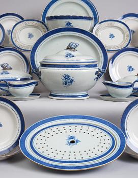 Servis, 56 delar, porslin. Qingdynastin, sent 1700-tal.