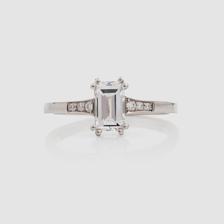 A baguette-cut diamond, 1.05 cts D/VS2, ring. Quality according to Anchor certificate.
