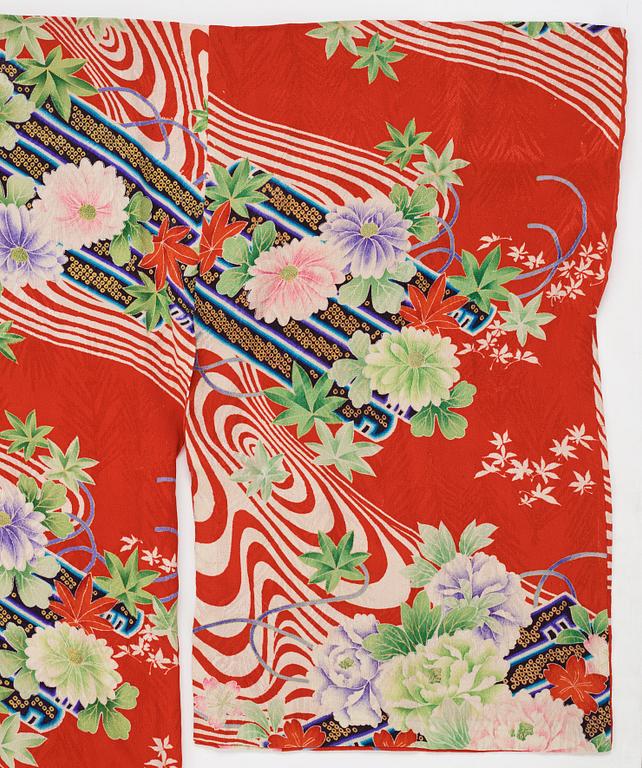 A Chinese blanket and a Japanese Kimono, first half of 20th Century.