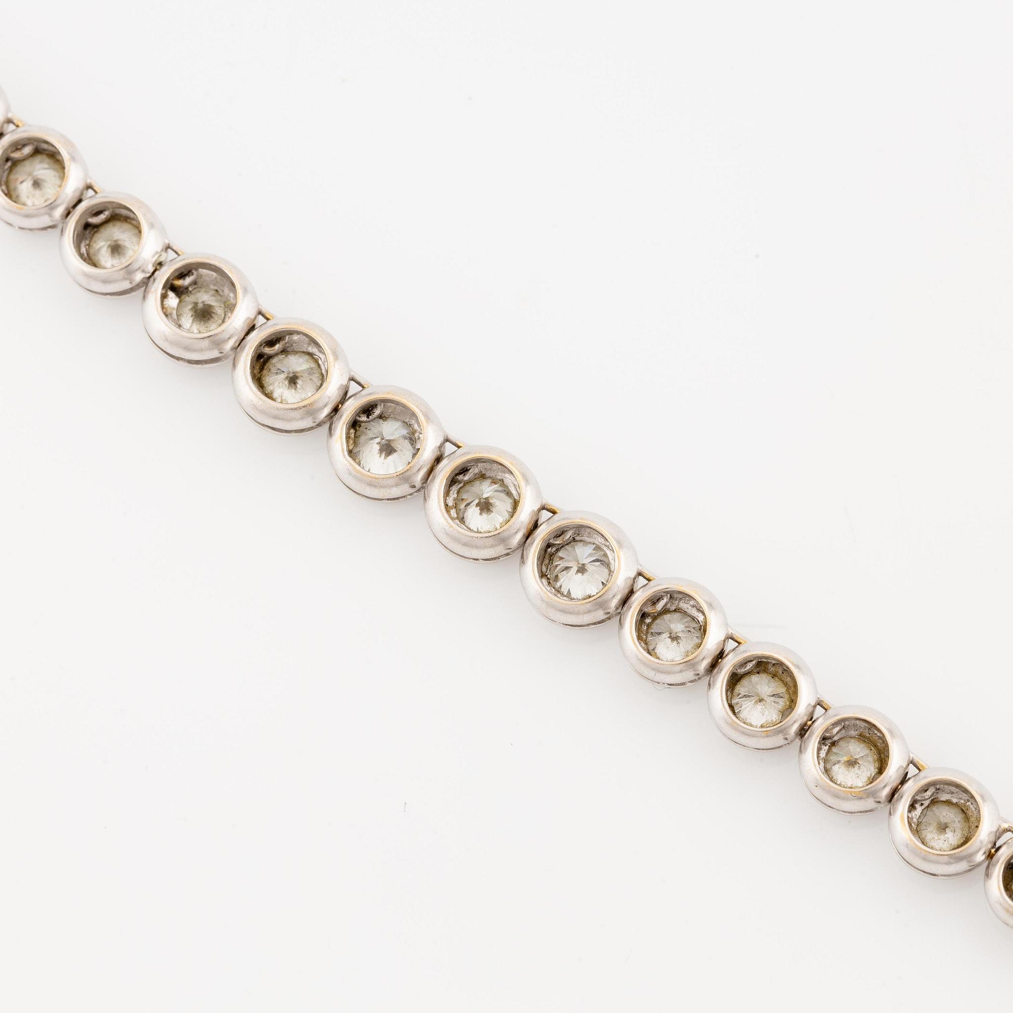 An 18K white gold bracelet set with round brilliant-cut diamonds.