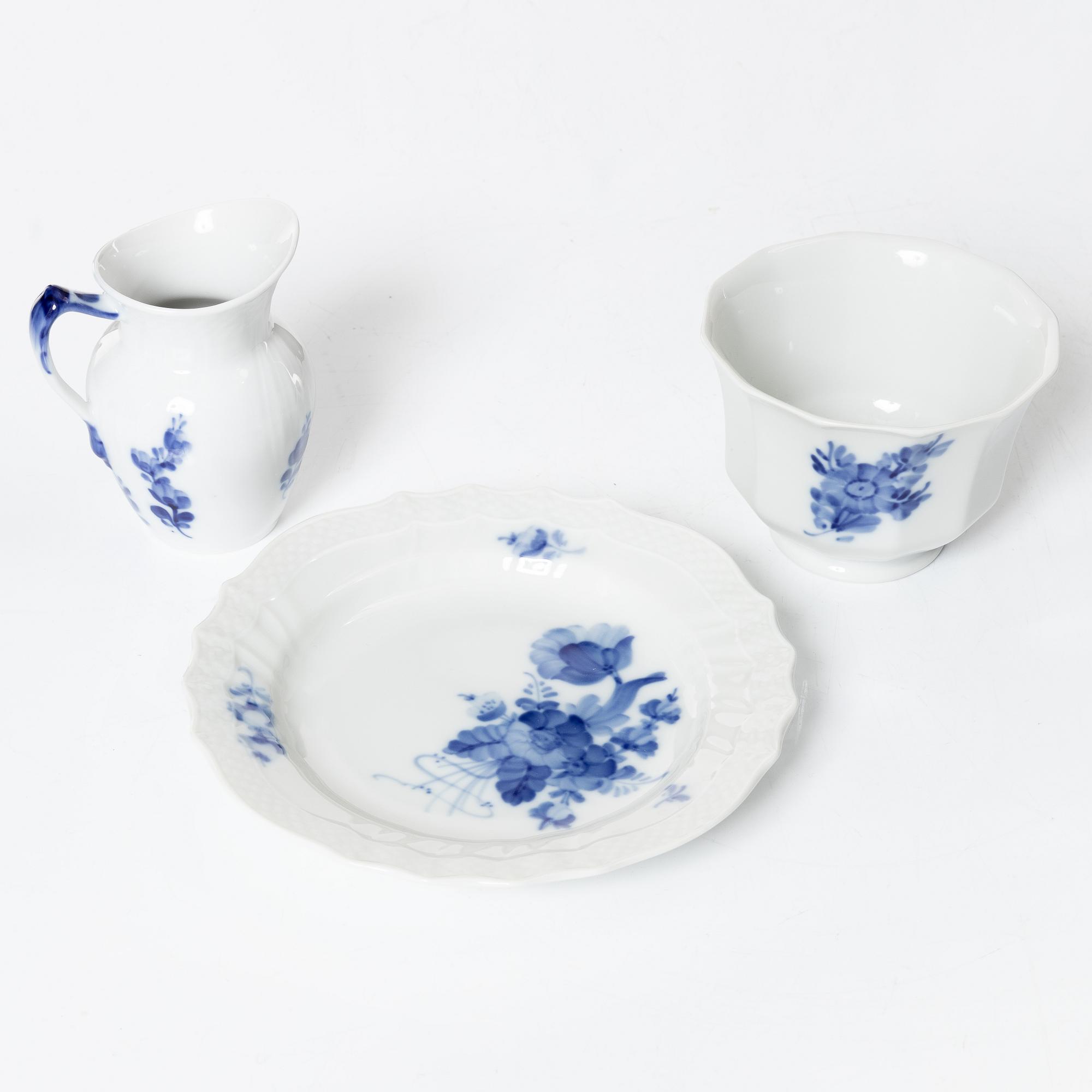 Te- och kaffeservis, 33 delar, porslin. "Blå blomst", Royal Copenhagen, Danmark.