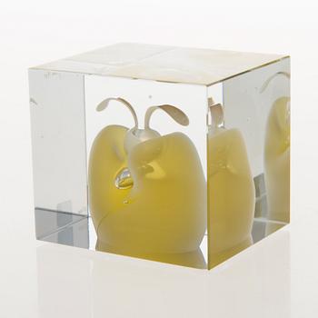 OIVA TOIKKA, AN ANNUAL CUBE, glass, signed Oiva Toikka Nuutajärvi 1989, numbered 27/2000.