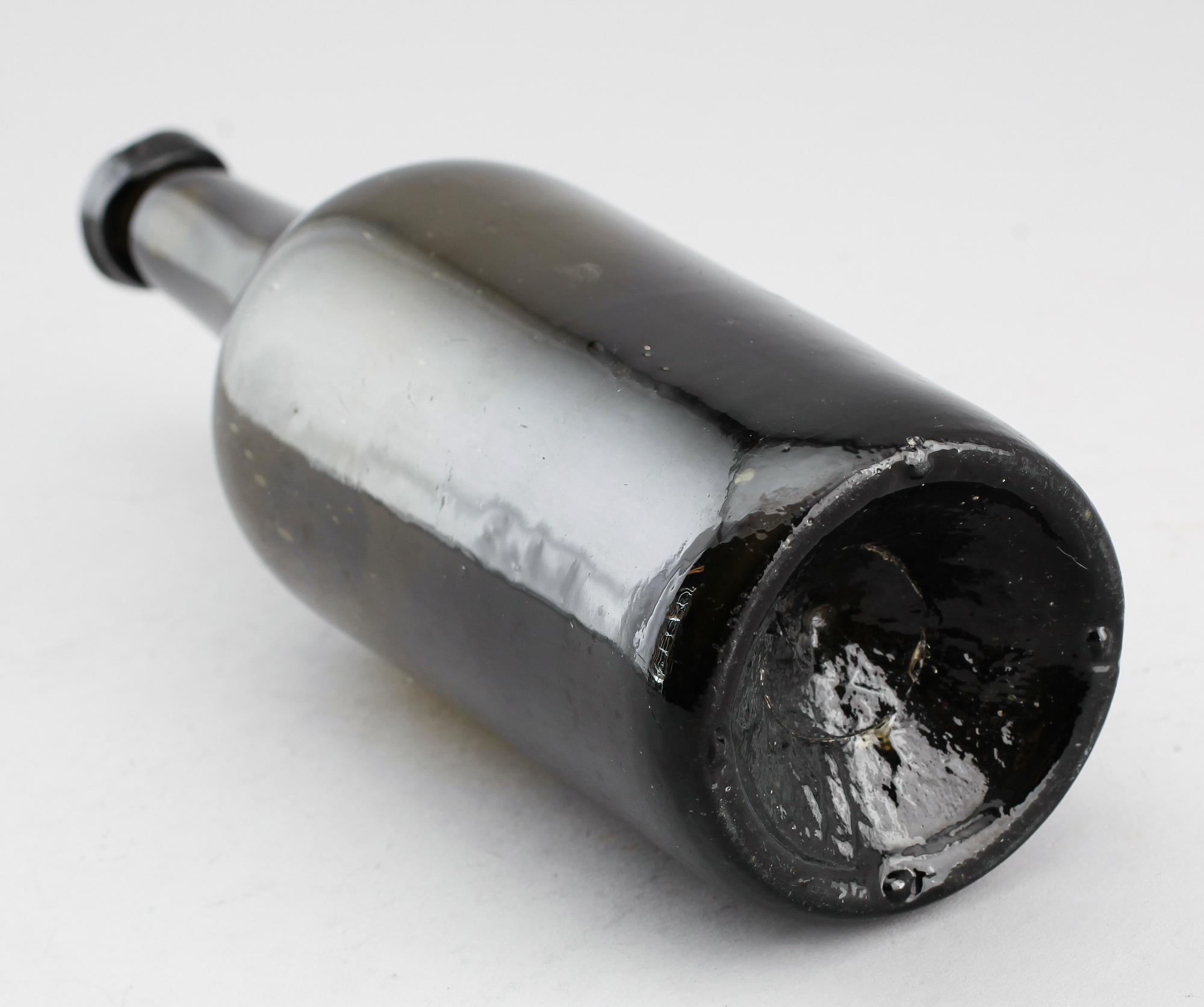 FLASKA, glas, Dalsland, märkt IHE och daterad 1826.