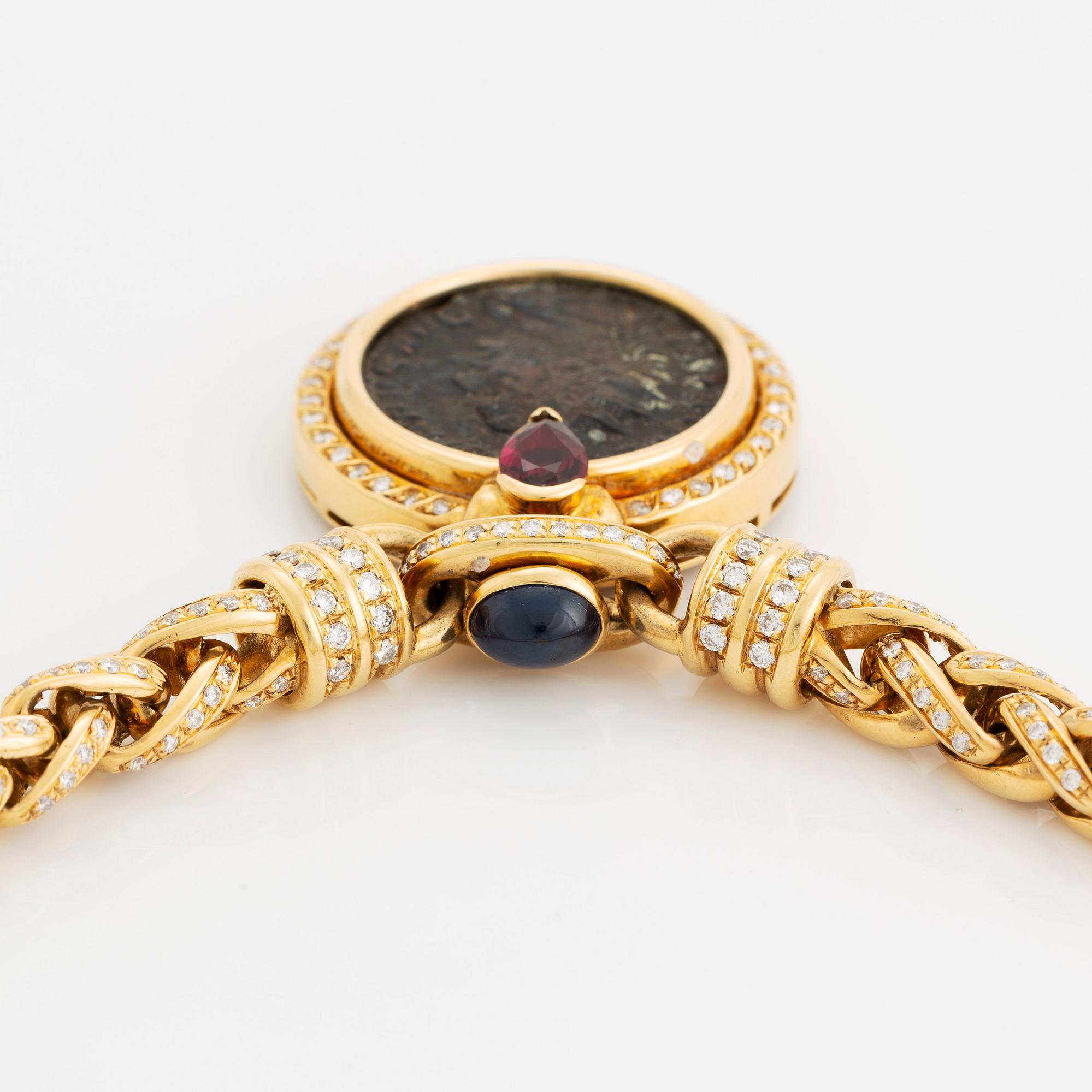 Collier 18K guld med ett mynt, en safir, en rubin och runda briljantslipade diamanter.