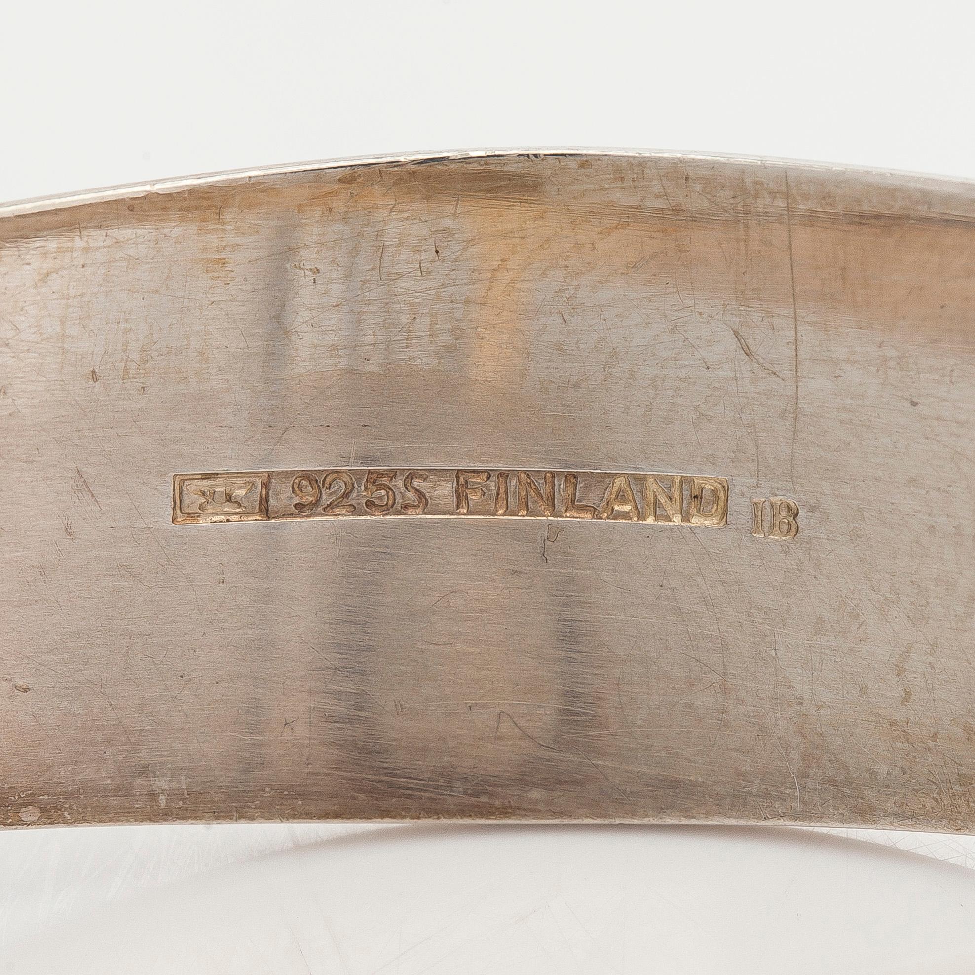 Elis Kauppi, armring, sterlingsilver med fasettslipad bergkristall. Kupittaan Kulta, Åbo.
