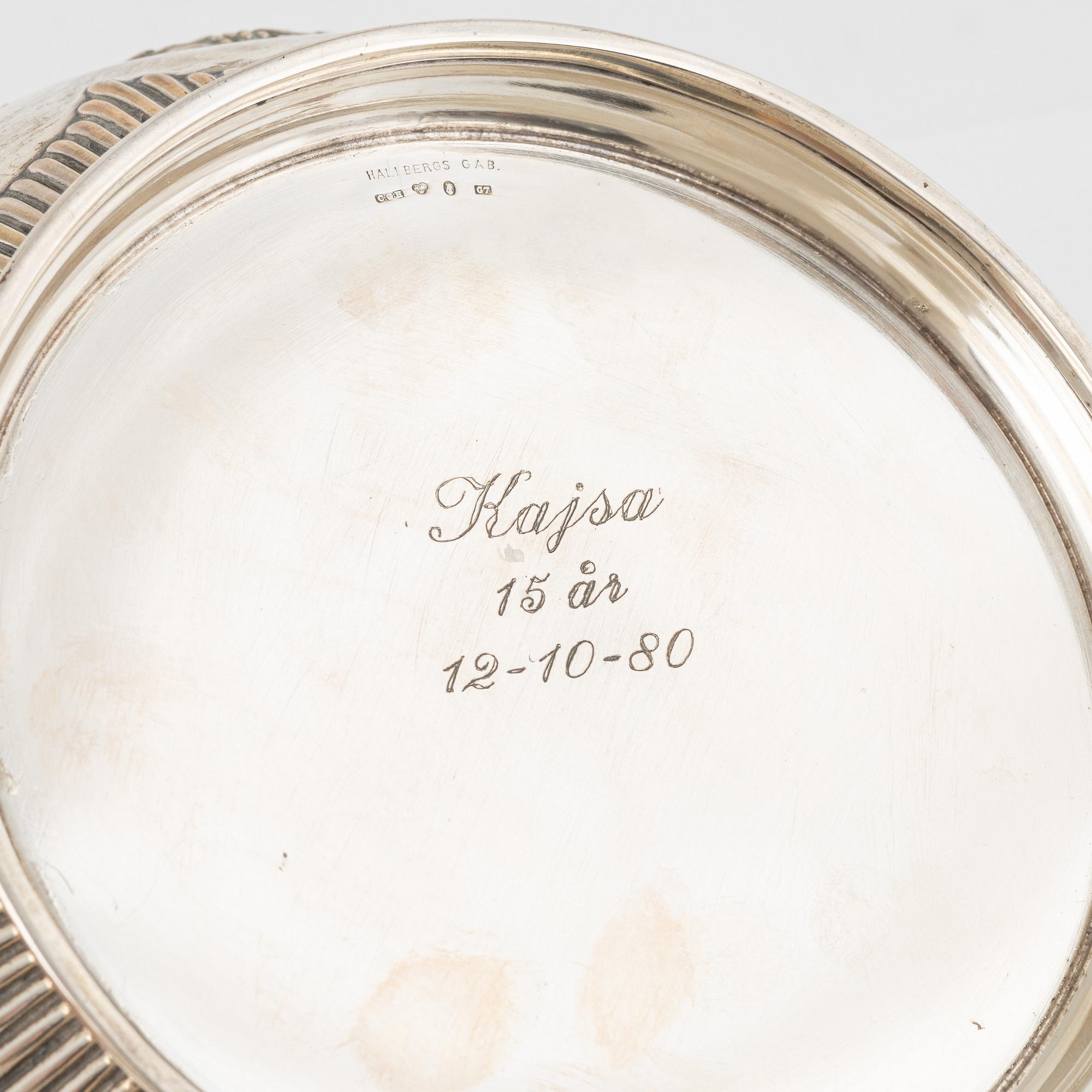 A silver bowl and a tray, including CG Hallberg, Stockholm, 1909.