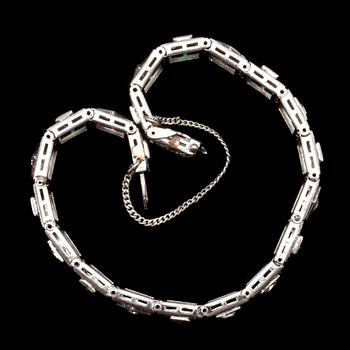 ARMBAND, 14k vitguld med smaragder och diamanter, tot c:a 1 ct. Vikt 14,8 g.