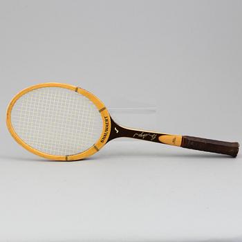 All white ash vulcan fibre laminated shaft and bow tennis racket. Brian Gottfried, Snauwaert, nr 5 370 325.