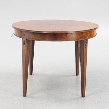 A late Gustavian dining table, 18th/19th century.