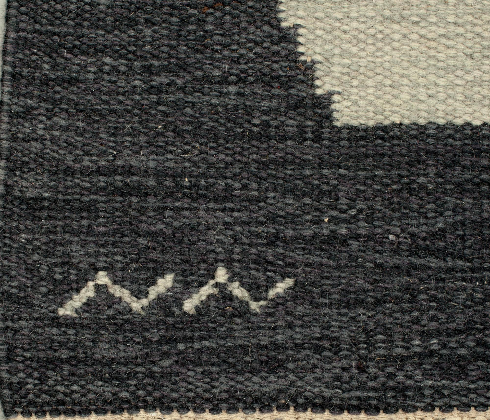 MATTA, rölakan, monogramsignerad NN? 1900-talets andra hälft. Ca 231 x 166 cm.