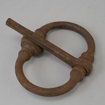 A 17TH CENTURY CAST IRON DOOR KNOCKER.