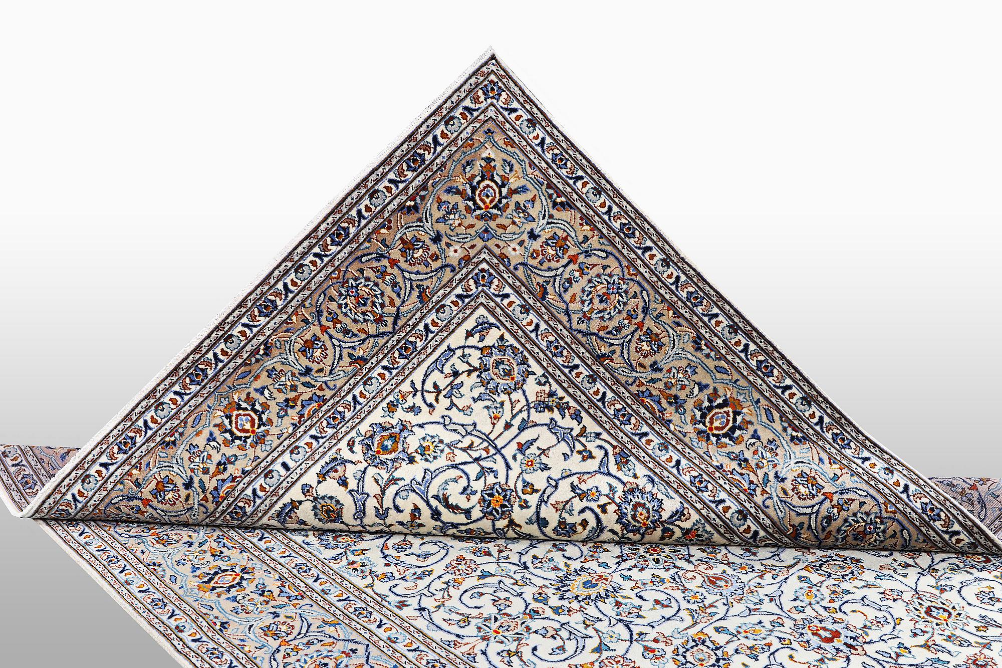 A carpet, Kashan, ca 310 x 206 cm.