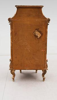 VITRINSKÅP, rokokostil, 1900-talets början.