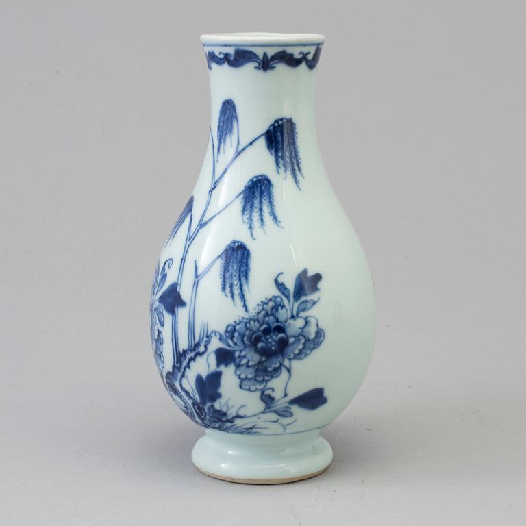 A Chinese blue and white porcelain vase, Qing dynasty, 18th century.