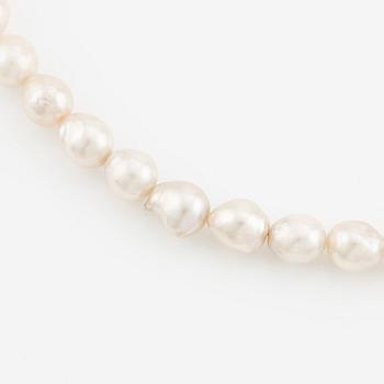 A necklace of cultured pearls without a clasp.