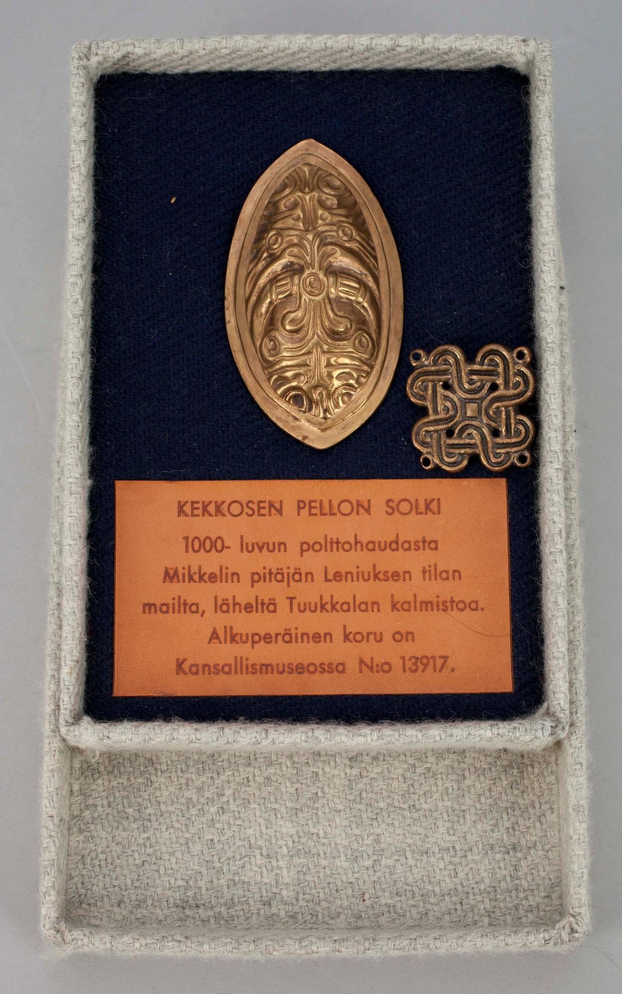 SMYCKEN , 2 st, brons, museikopior, 1000-talet e Kr. Finland 1900-talets andra hälft.