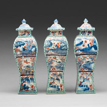 610. A set of three 'Clobbered' vases with covers, Qing dynasty, Kangxi (1662-1722).