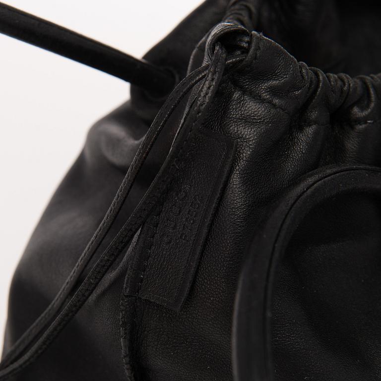 BLACK LEATHER DRAWSTRING TASSEL TOTE BAG.