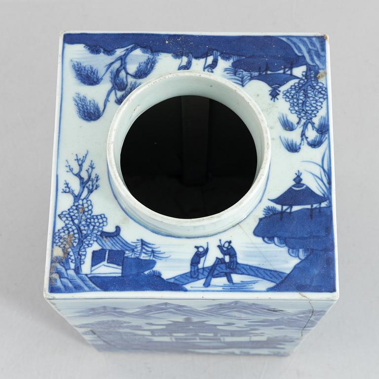 A Chinese blue and white porcelain vase, late Qing dynasty.