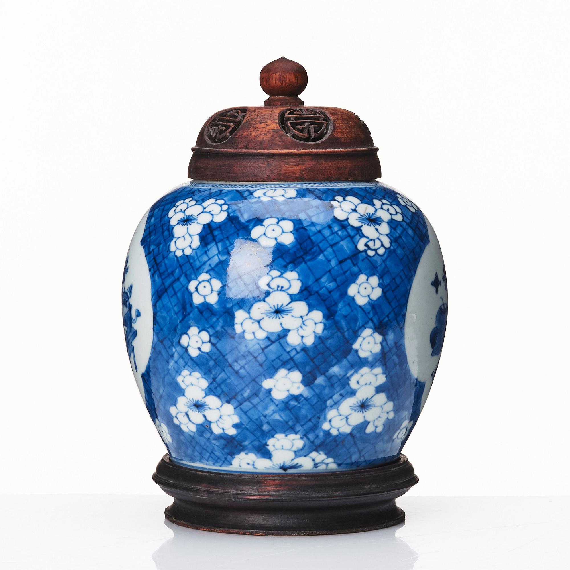 A blue and white jar, Qing dynasty, Kangxi (1662-1722).